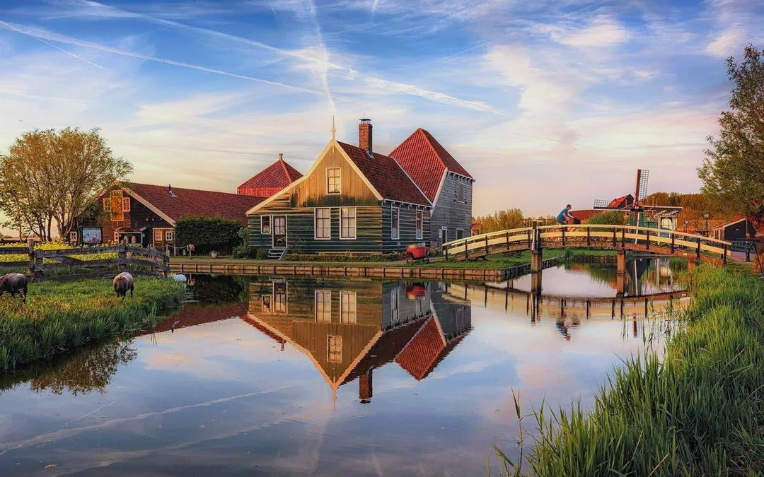 From Amsterdam: Private Day Trip to Giethoorn or Zaanse Schans Windmills Image 2