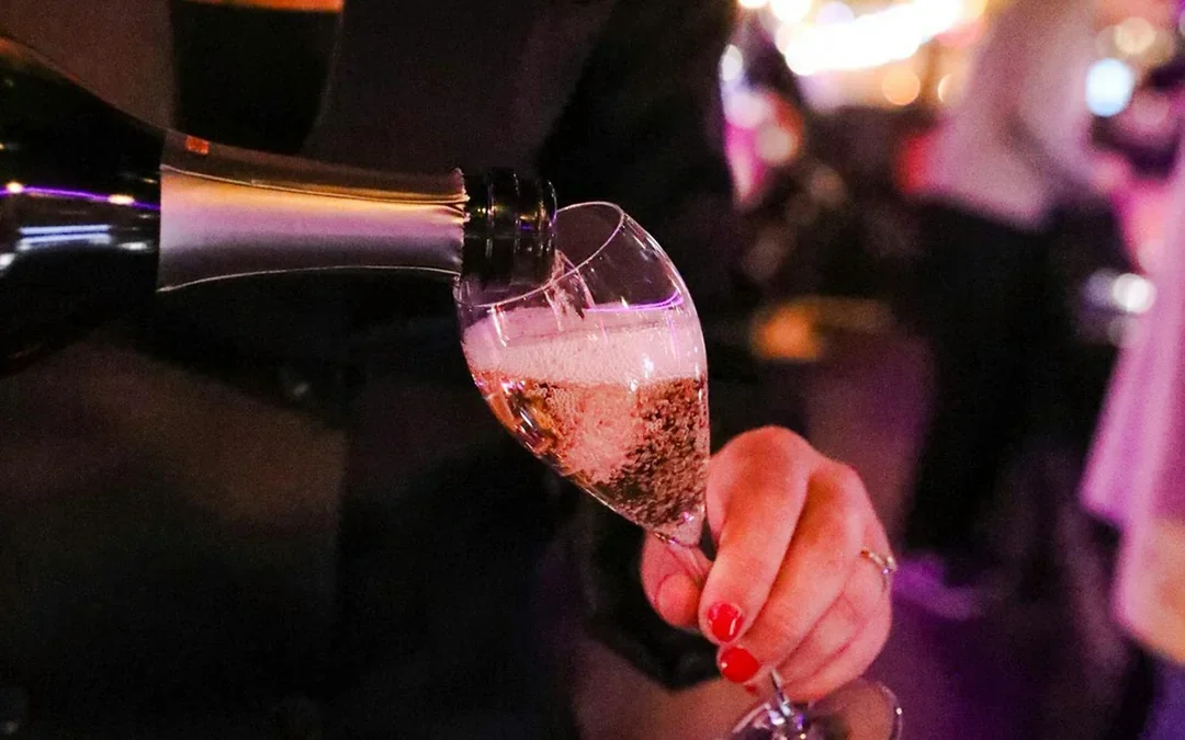From Arc de Triomphe: Bus Toqué Signature Dinner with Paris Views Image 2