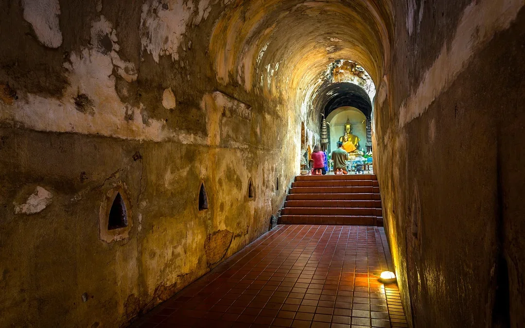 From Chiang Mai: Doi Suthep, Wat Umong, and Wat Pha Lat Sunrise Guided Tour with Hotel Transfers 
 Image 4