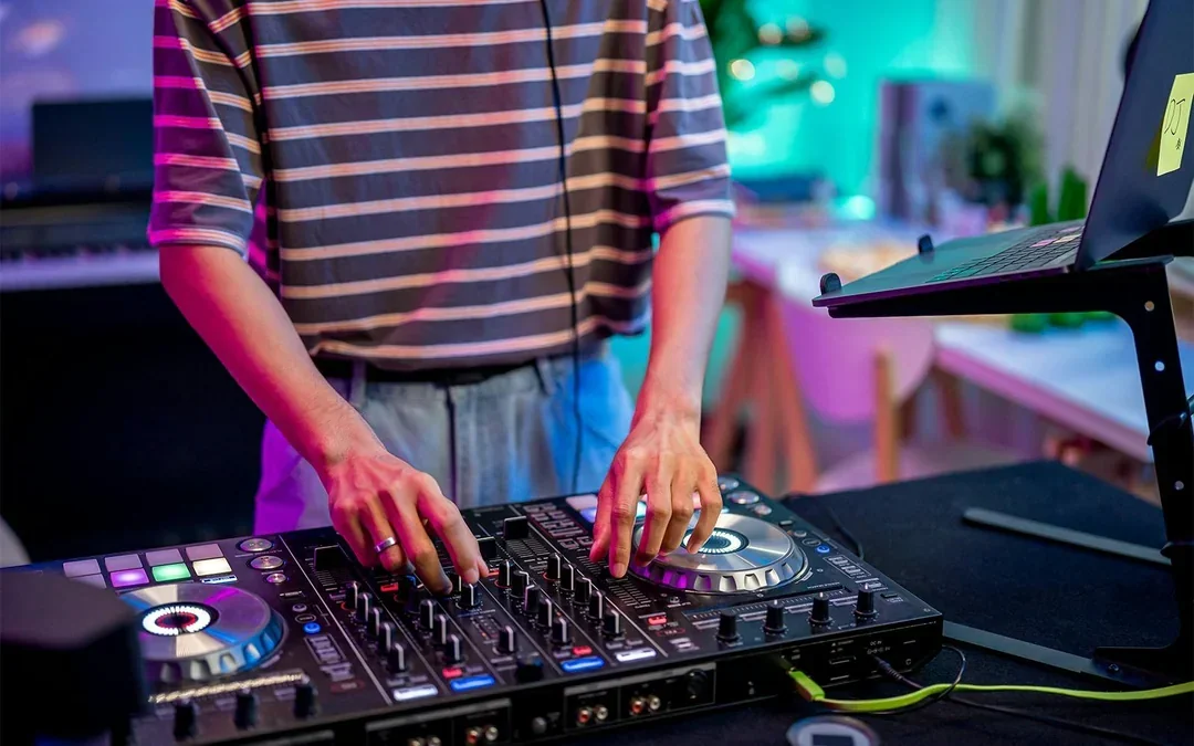 From Dubai Marina: Lotus Mega Yacht VIP Dinner Cruise with Live DJ & Unlimited Drinks Image 4