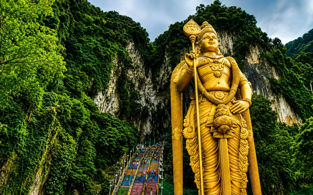 From Kuala Lumpur: Batu Caves Private Tour with Ramayana Cave Entry and Batik Factory Visit Image 2