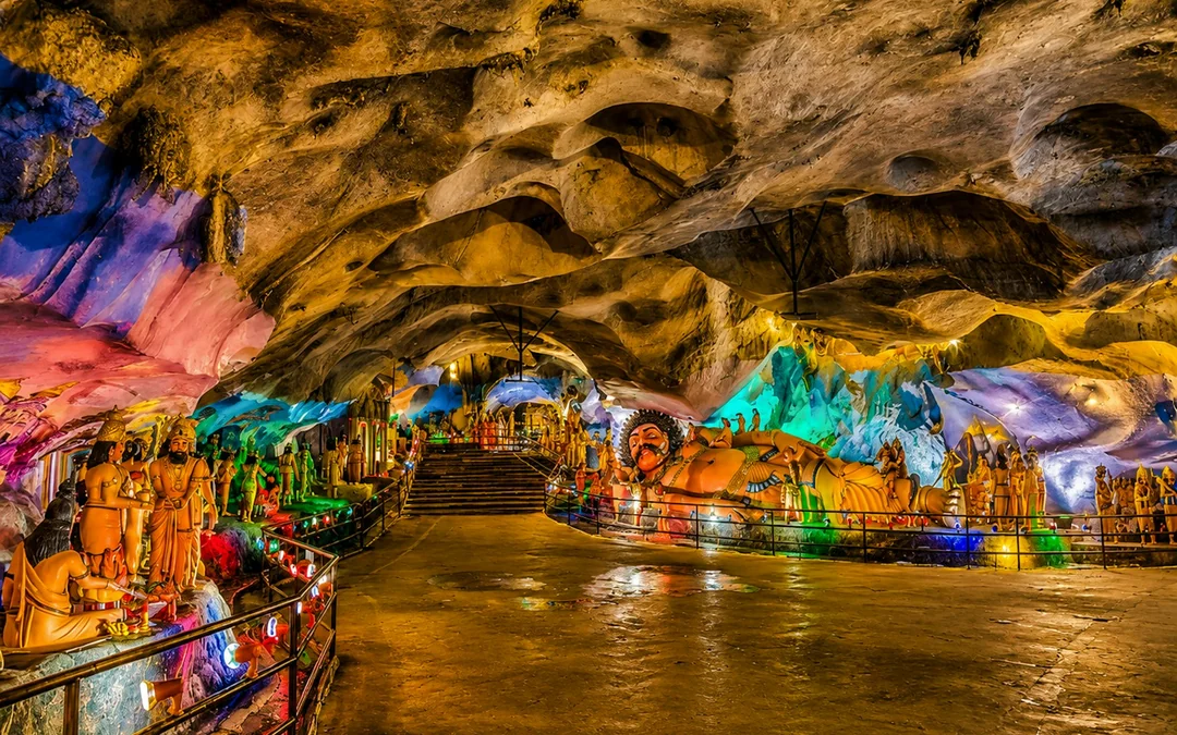 From Kuala Lumpur: Batu Caves Private Tour with Ramayana Cave Entry and Batik Factory Visit Image 3