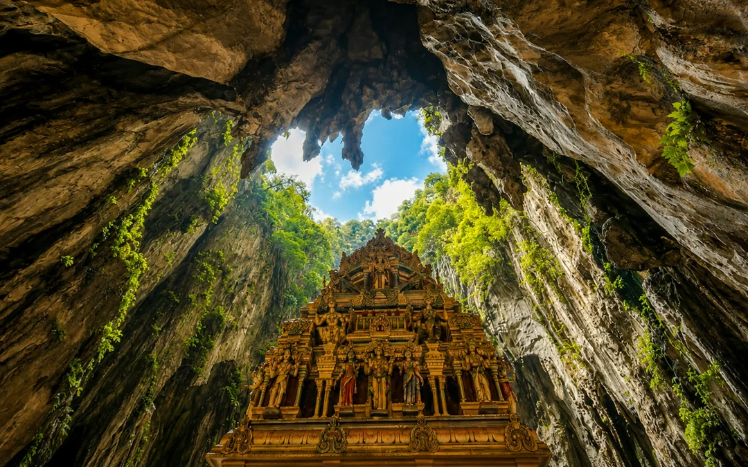From Kuala Lumpur: Batu Caves Private Tour with Ramayana Cave Entry and Batik Factory Visit Image 5
