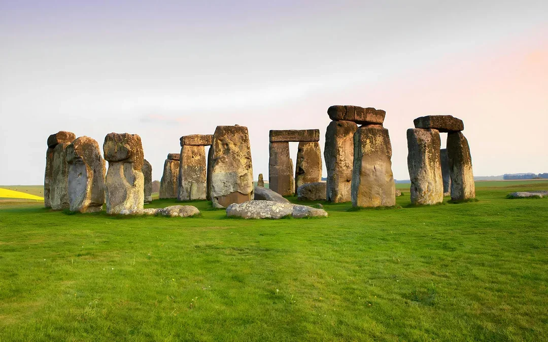 From London: Full-Day Guided Small-Group Tour of Stonehenge & Avebury Image 1