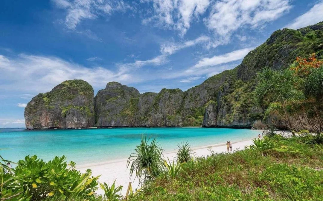 From Phuket: Phi Phi & Bamboo Island Speedboat Tour with Royal Phuket Marina Departure, Snorkeling & Beachfront Lunch Image 2