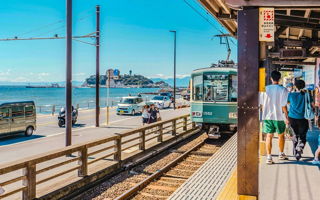 From Tokyo: Kamakura & Yokohama Night Tour with Enoshima, Enoden Train, Yokohama Red Brick Warehouse, & More Image 8