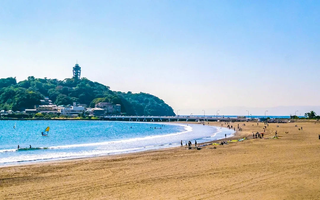From Tokyo: Kamakura & Yokohama Night Tour with Enoshima, Enoden Train, Yokohama Red Brick Warehouse, & More Image 9