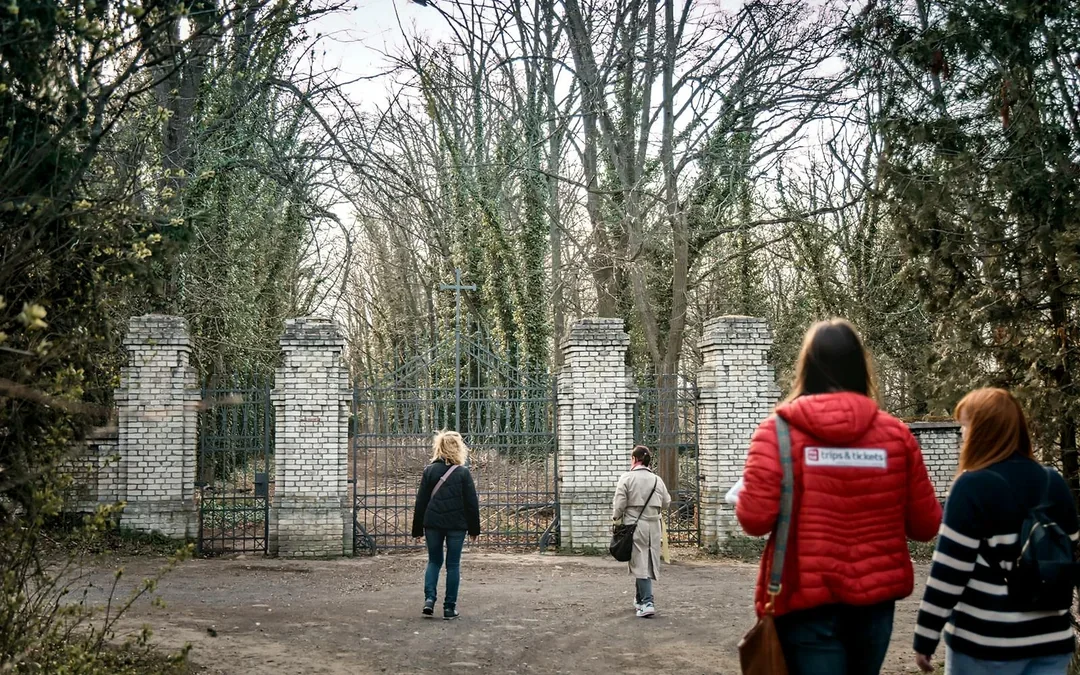 Guided Tour of Bohnice Psychiatric Hospital and Abandoned Cemetery in Prague Image 4