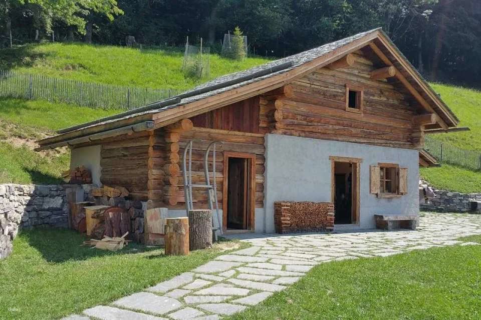Guided tour of Heidi's home in the Heidi Village in Maienfeld