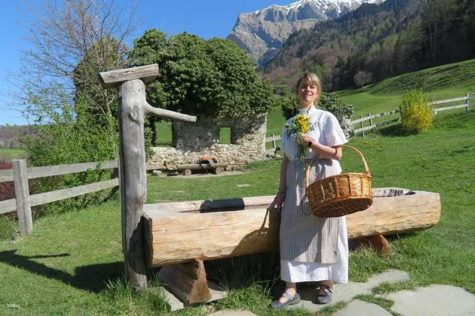 Guided tour of Heidi's home in the Heidi Village in Maienfeld