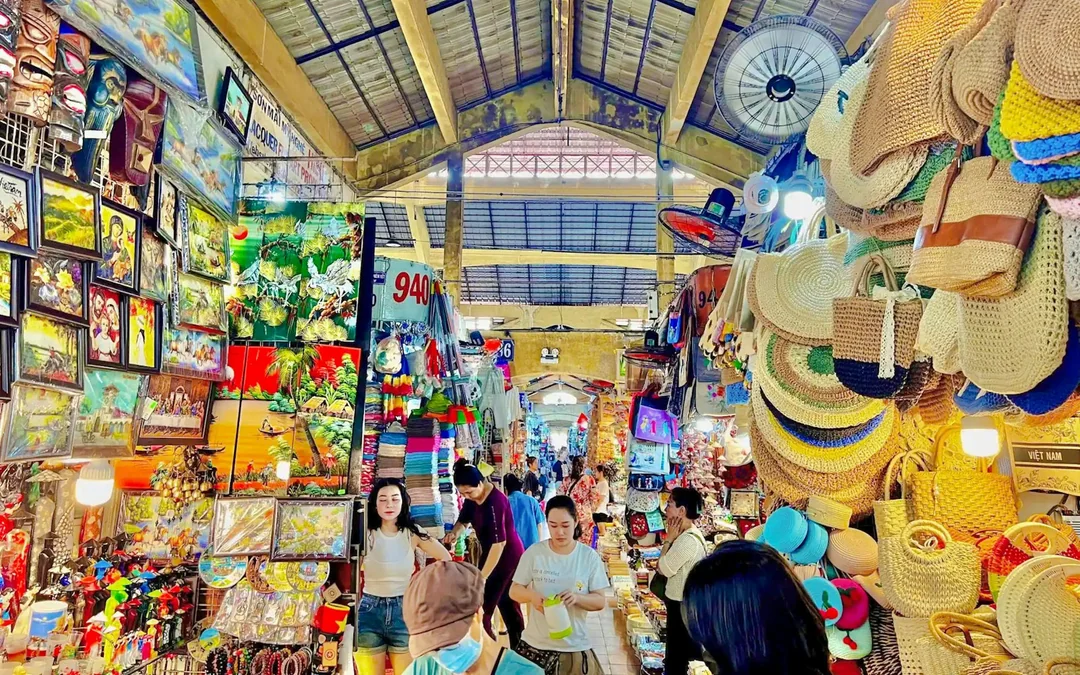 Ho Chi Minh City Shopping Walking Tour with Ben Thanh Market Image 4