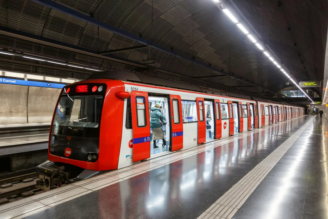 Hola Barcelona Travel Card: Unlimited Public Transportation Image 4