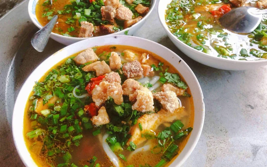 Hue Food Tour with Perfume River Dragon Boat and Traditional Ca Huế Performance Image 2