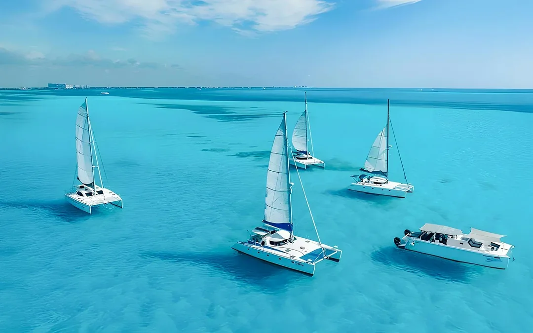 Isla Mujeres Catamaran Tour with Open Bar, Snorkelling and Buffet Image 3