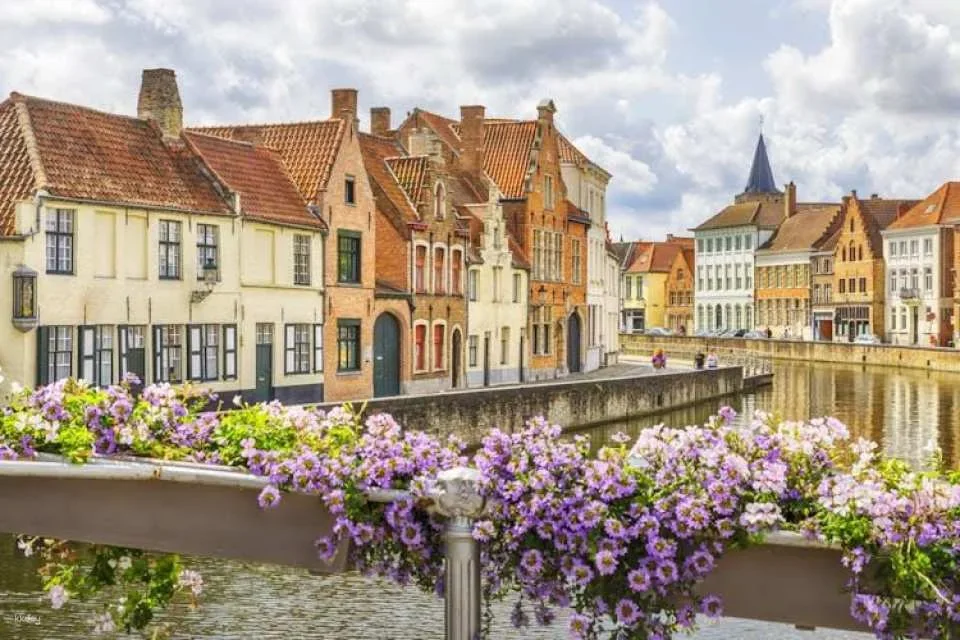 Private guided tour of Bruges iconic sites and chocolate tasting