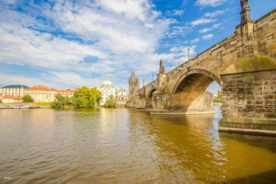 Prague sightseeing with bus, walking tour, lunch and river cruise
