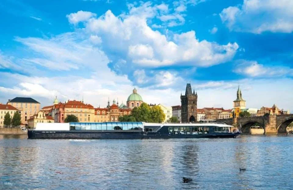 Prague sightseeing with bus, walking tour, lunch and river cruise