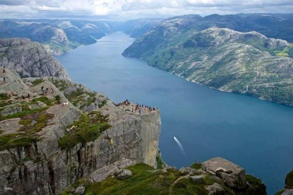 Lysefjorden cruise with Pulpit Rock and Vagabonds Cave