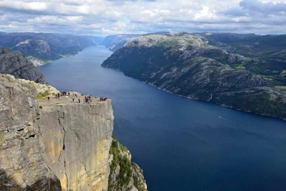 Lysefjorden cruise with Pulpit Rock and Vagabonds Cave