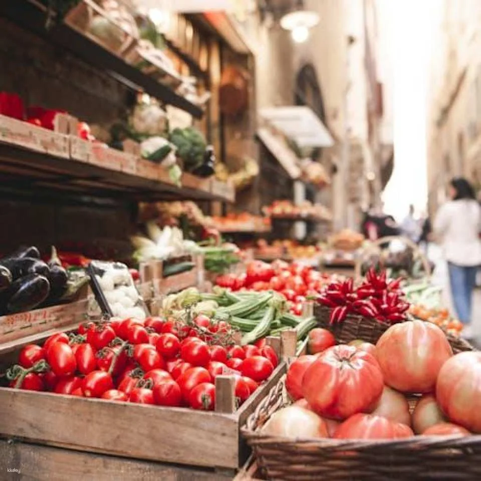 Market tour and dining experience at a Cesarina's home in Perugia