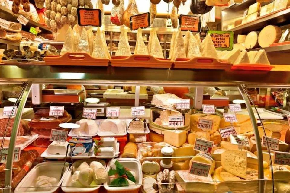 Market tour and dining experience at a Cesarina's home in Perugia