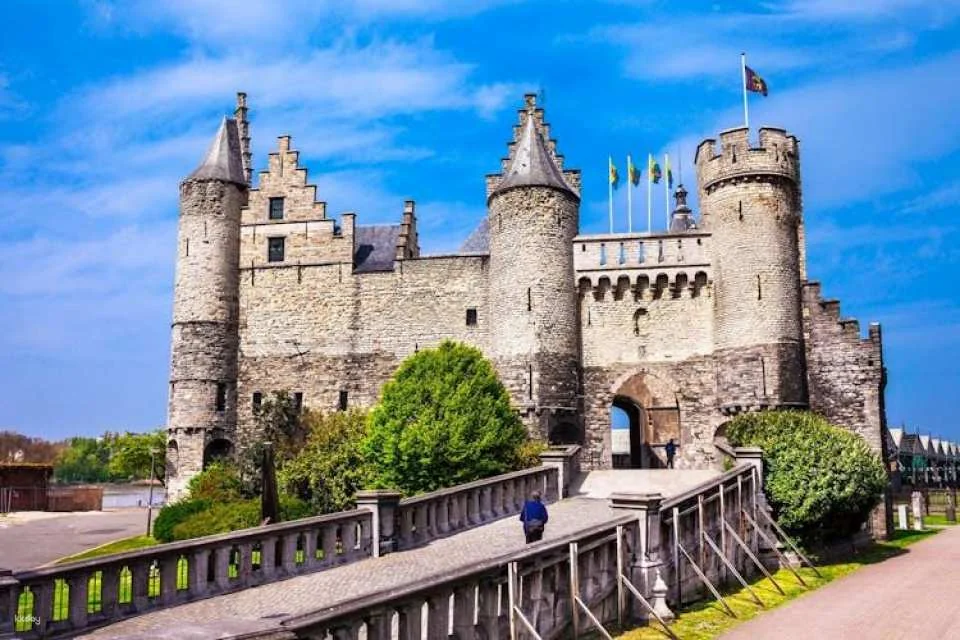 Navigate Antwerp's most Insta-perfect spots with a local