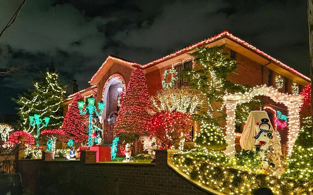 New York Dyker Heights Christmas Lights Bus Tour Image 12