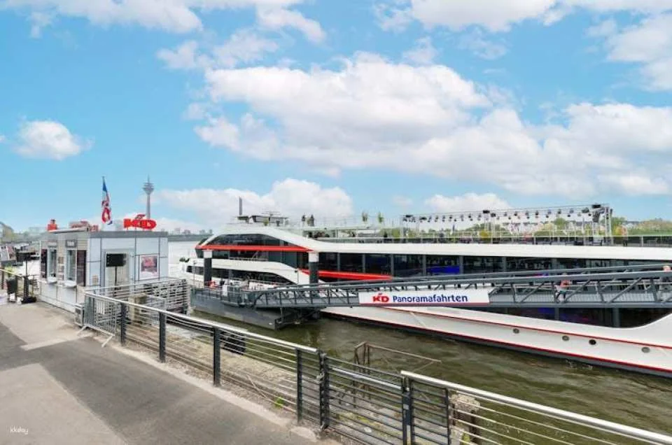 Panorama river boat cruise in Düsseldorf