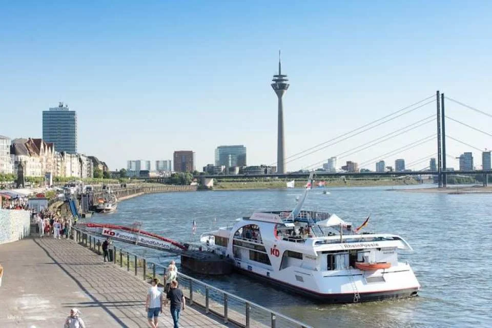 Panorama river boat cruise in Düsseldorf