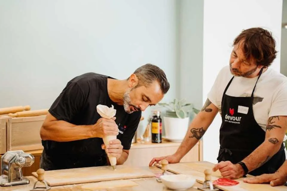 Pasta-making class, tasting and prosecco with local chef in Rome