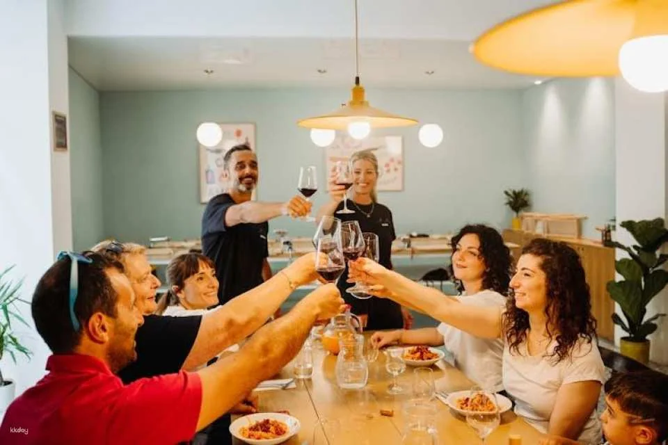 Pasta-making class, tasting and prosecco with local chef in Rome