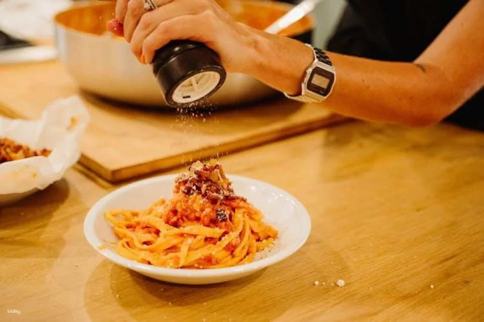 Pasta-making class, tasting and prosecco with local chef in Rome