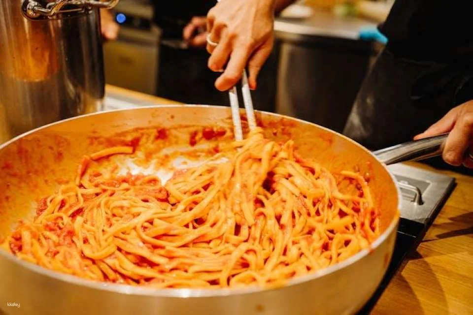 Pasta-making class, tasting and prosecco with local chef in Rome
