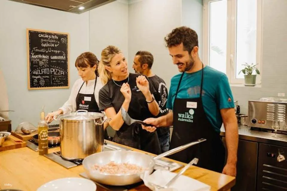 Pasta-making class, tasting and prosecco with local chef in Rome