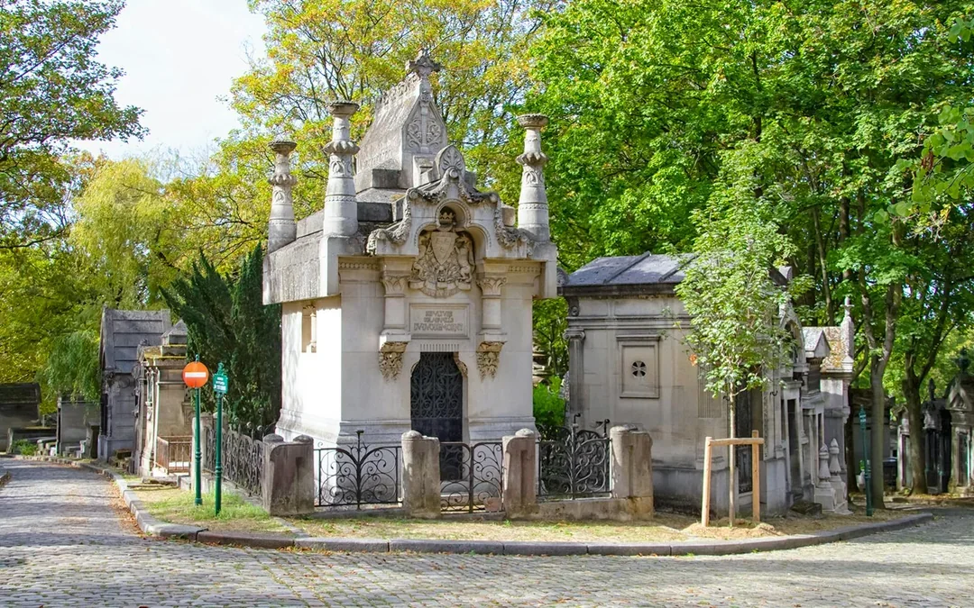 Père Lachaise Cemetery Famous Graves Private Guided Tour Image 4