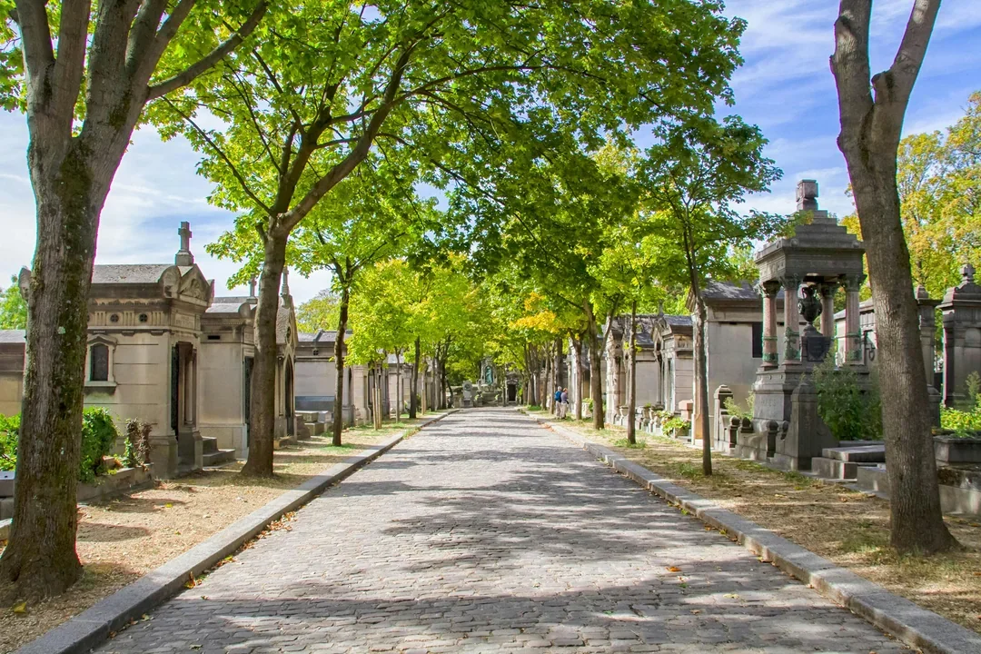 Père Lachaise Cemetery Famous Graves Private Guided Tour Image 5