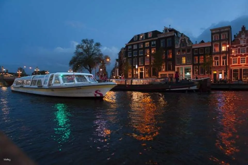 Pizza canal cruise in Amsterdam