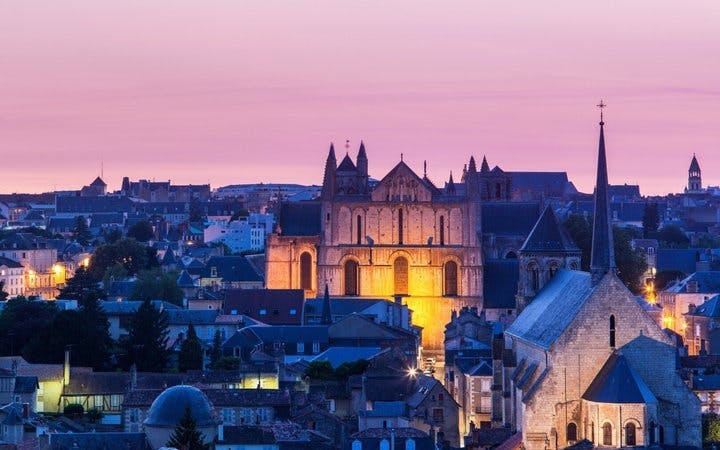 Poitiers Self-Guided Walking Tour on Mobile App Image 3