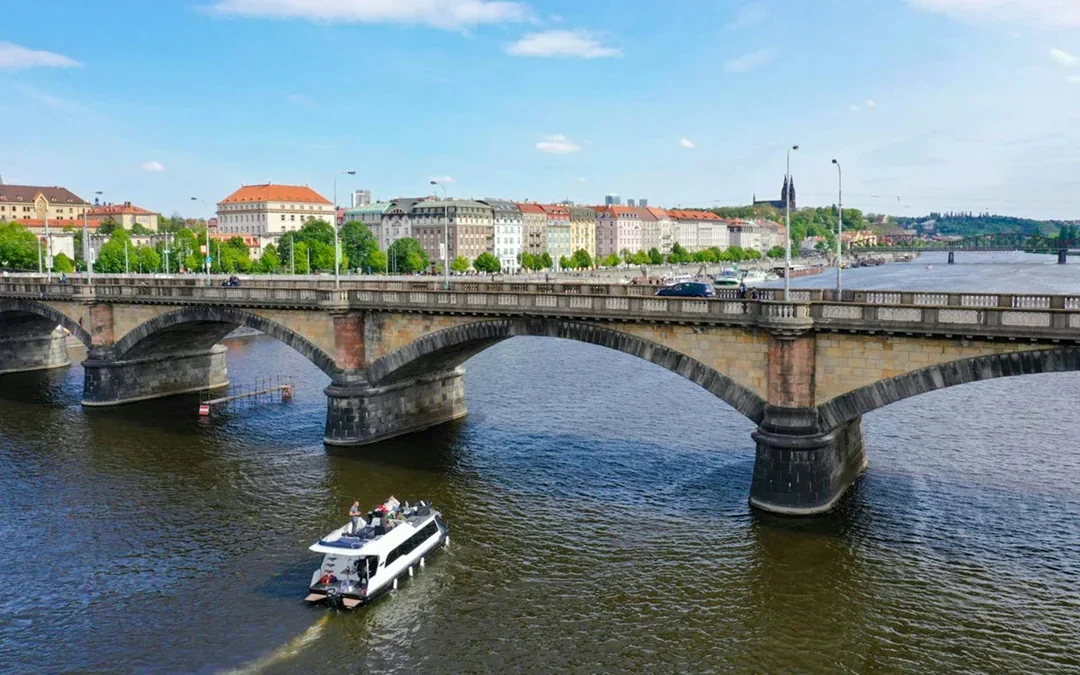 Prague Beer Boat Tour with Unlimited Beer Image 9