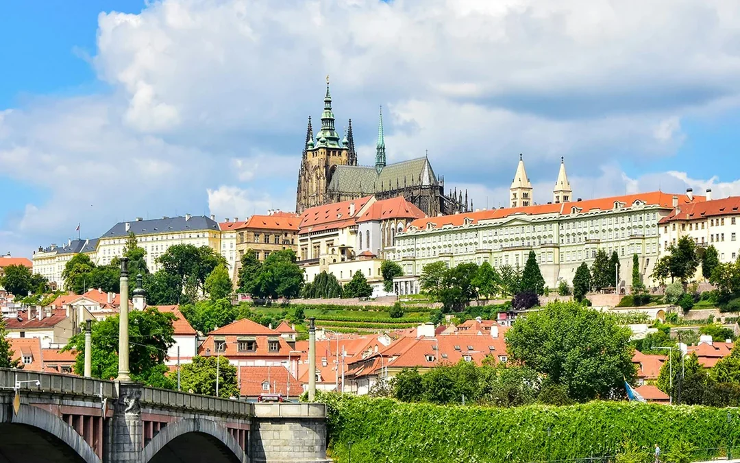 Prague Sightseeing Cruise with Hot Drink and Homemade Dessert Image 2