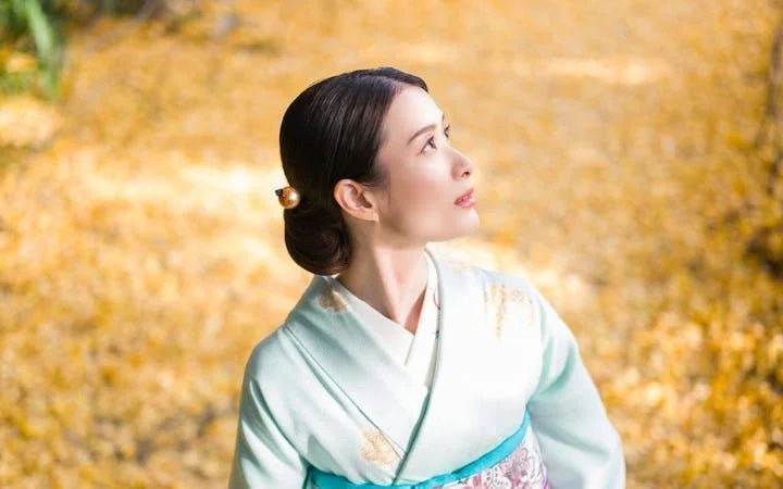 Premium Silk Kimono Rental and Dressing at Shinjuku Gyoen National Garden Image 5