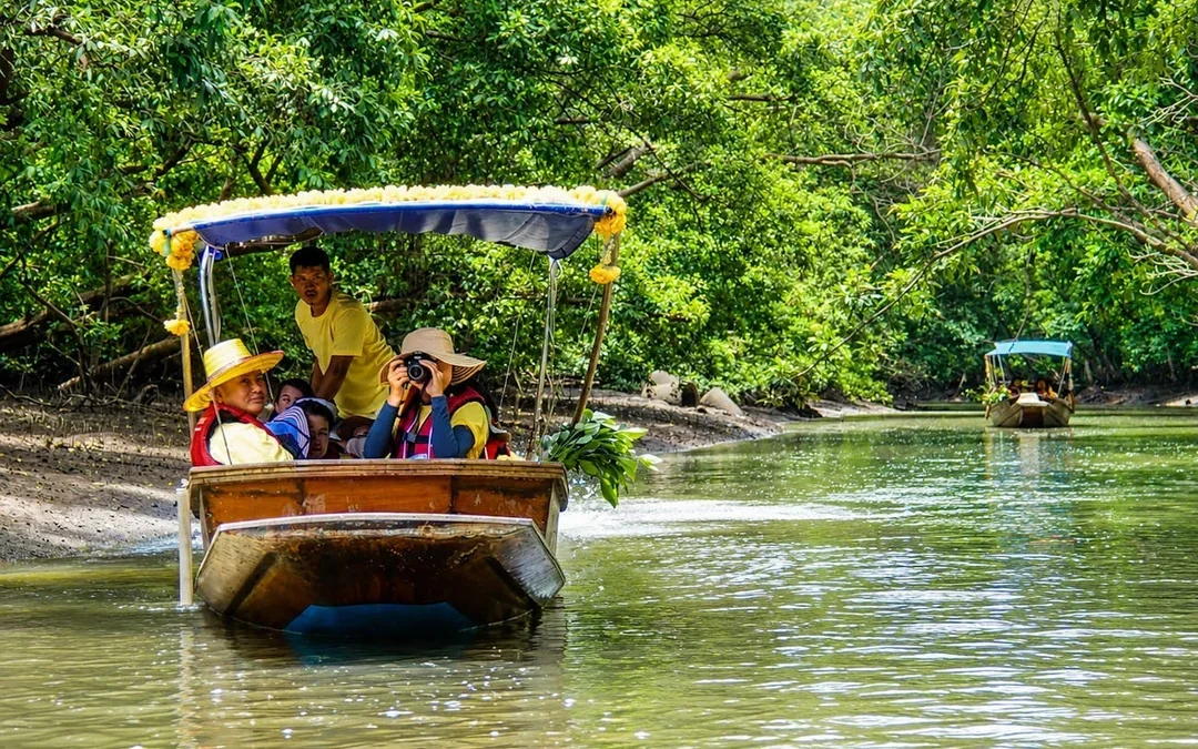 Private Tour: Maeklong Train Market, Floating Market and Klo Image 6