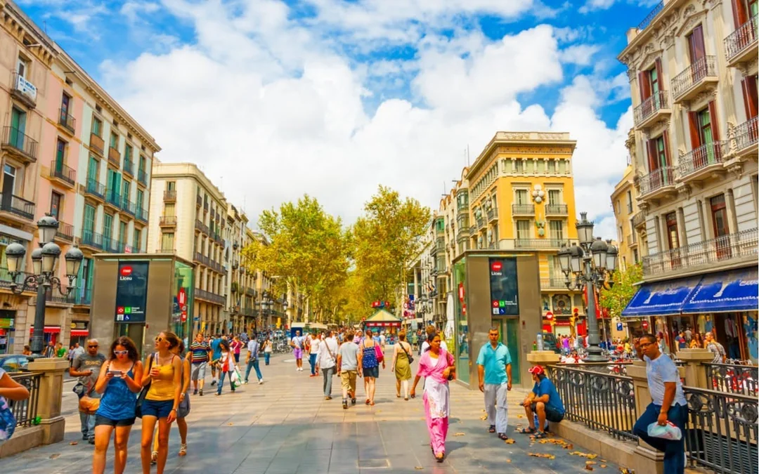 Romantic Barcelona: Self-Guided City Exploration Game Image 3