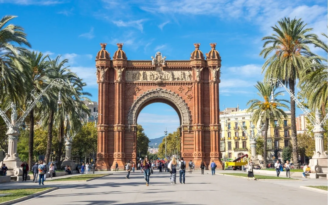 Romantic Barcelona: Self-Guided City Exploration Game Image 5