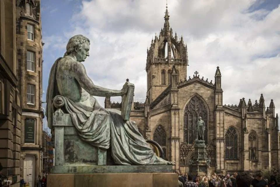 Royal Mile Walking Tour with Edinburgh Castle Entry Tickets