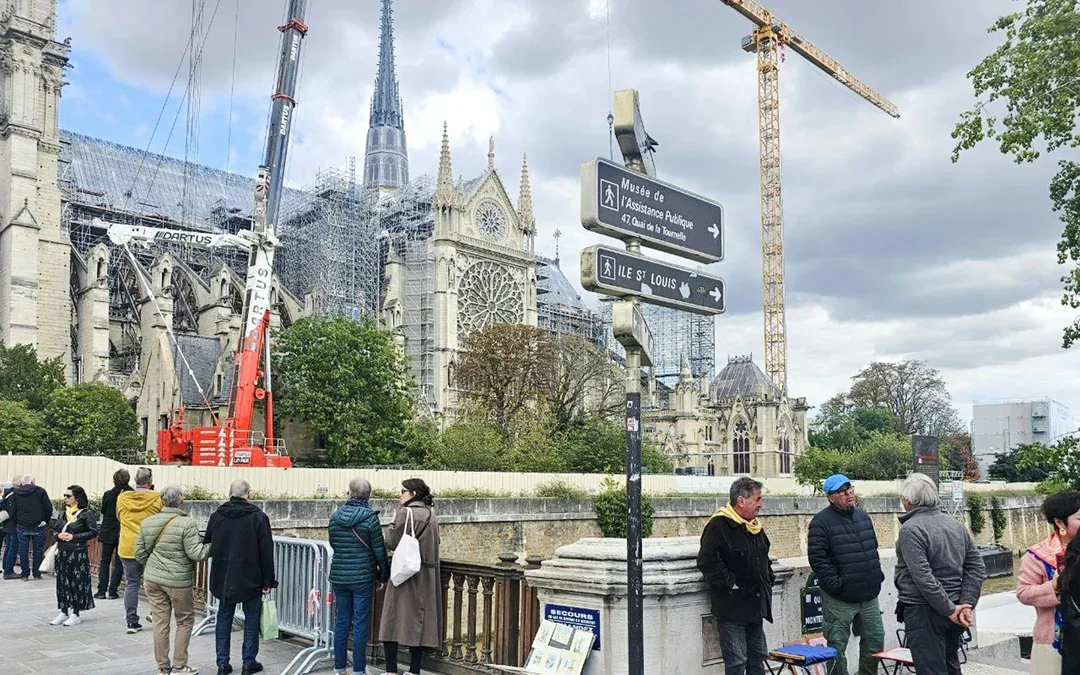 Sainte-Chapelle Entry Ticket + Notre-Dame Exterior Guided Tour Image 5