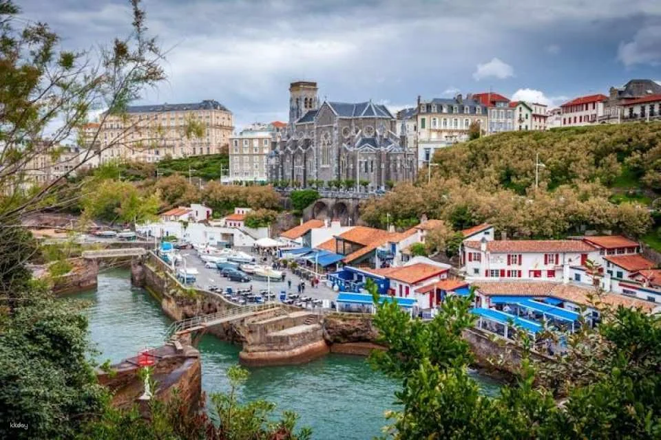 Sea, surf and fun, the outdoor city game in Biarritz