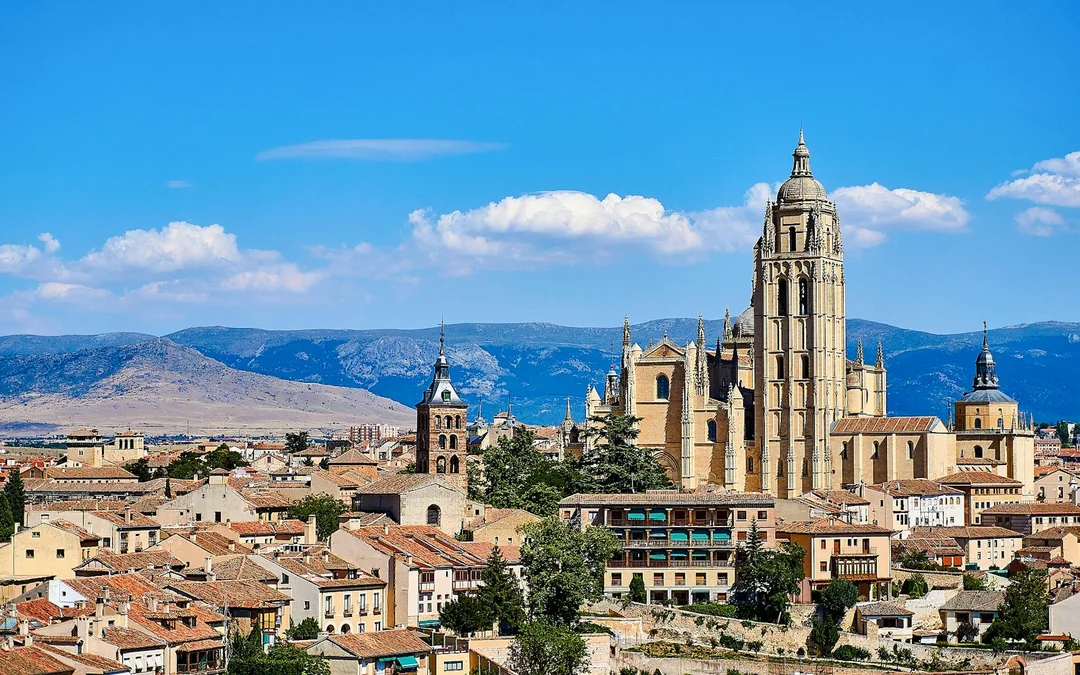 Segovia’s Treasures: Aqueduct, Cathedral & Alcazar Image 2