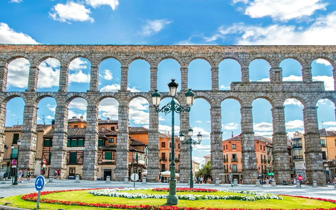 Segovia’s Treasures: Aqueduct, Cathedral & Alcazar Image 4