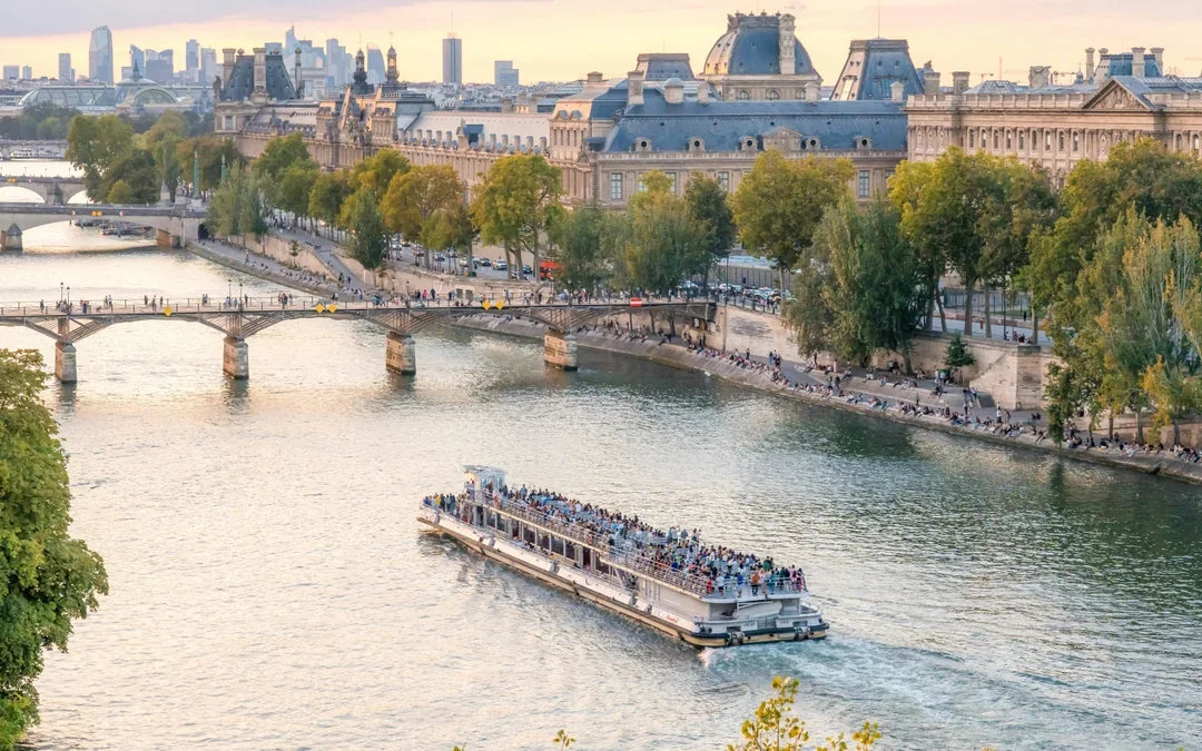Seine River Cruise from Pont de l'Alma with Sparkling Champagne Image 5